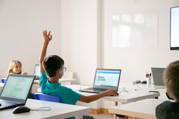 Digitalisasi Pendidikan Solusi Jangka Panjang atau Tantangan Baru